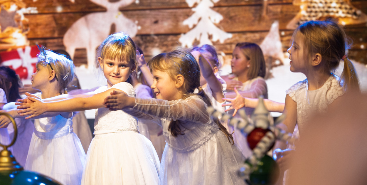 Występy dzieci podczas Czarodziejskiego Kramiku św. Mikołaja w Tucholi. Fot. Marcin Ossowski