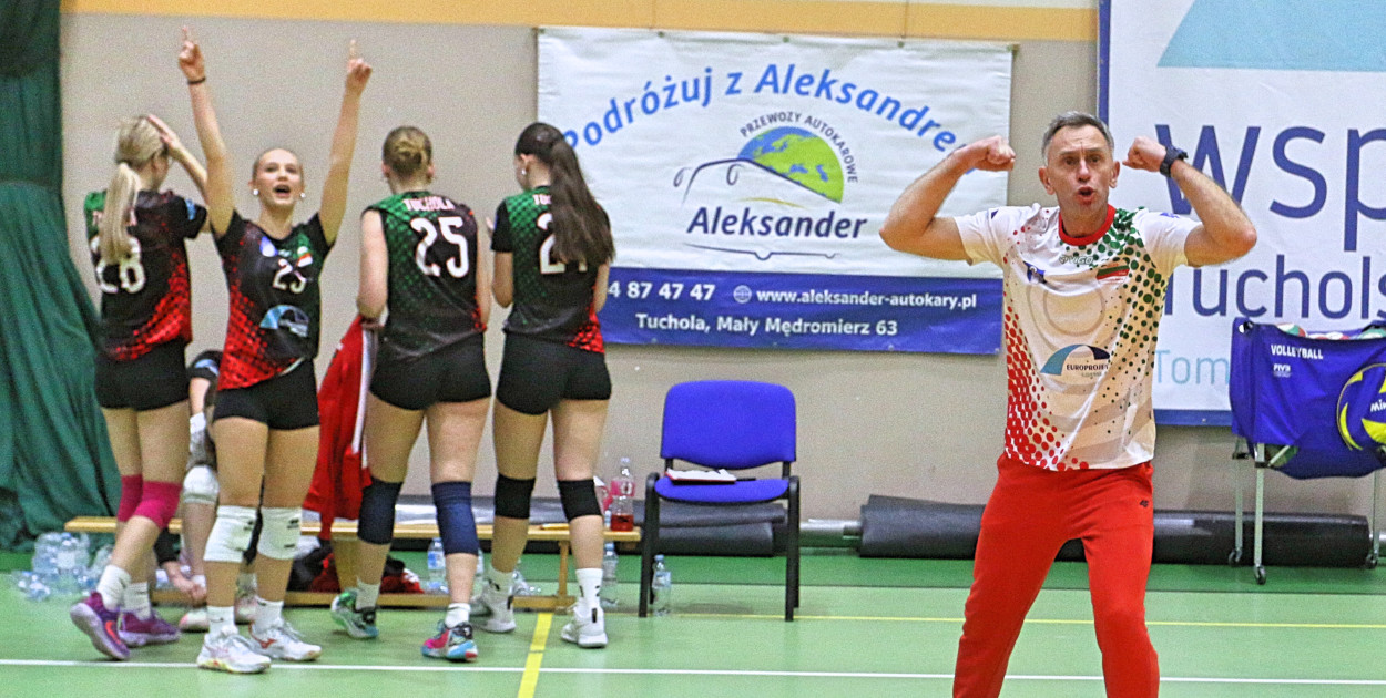 Dla takich momentów warto przychodzić do hali OSiR-u oglądać siatkówkę w wykonaniu Tucholanki. W geście zwycięstwa trener Dariusz Wnękowicz. Fot. Jarosław Kania