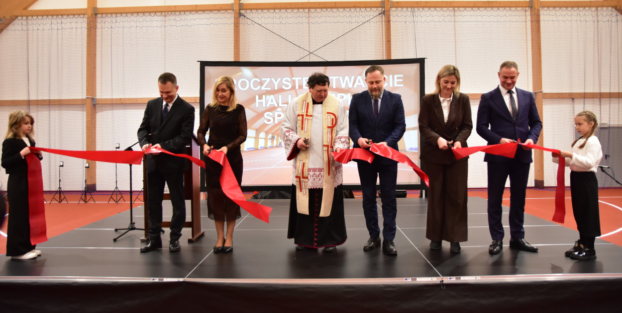 Uroczyste otwarcie Hali Olimpia przy Szkole Podstawowej w Śliwicach odbyło się w poniedziałek (8 grudnia). W ten sposób podsumowano ważną inwestycję dla społeczności szkolnej i lokalnej, a zarazem otwarto nowy sportowy rozdział. Fot. Anna Lipska
