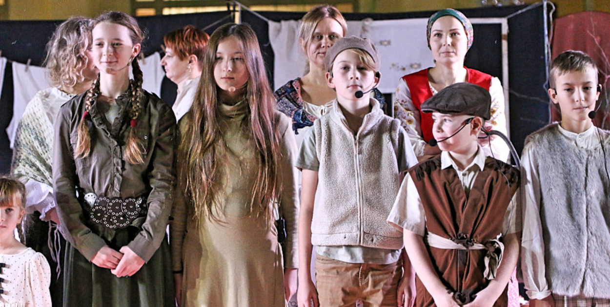 Młodzież z gminy Cekcyn uczy się tradycji wywodzących z Borów Tucholskich. Fot. Jarosław Kania