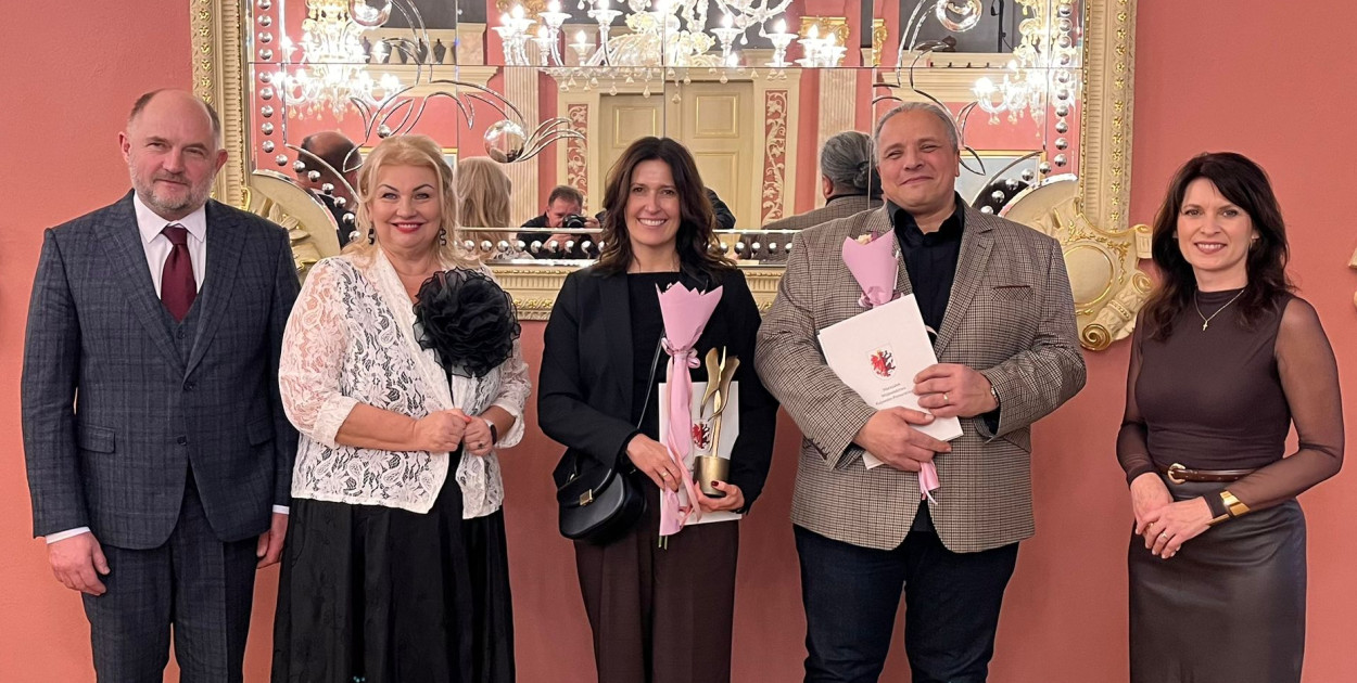 W środku Justyna Górka i Andrzej Drelich ze Stowarzyszenia SIĘ UDA po odbiorze Stalowego Anioła. Fot. Gmina Tuchola