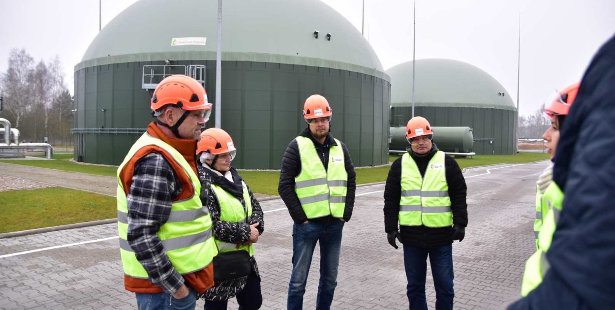  6 grudnia do biogazowni w Bagdadzie koło Wyrzyska wybrało się troje mieszkańców - dwoje z Trutnowa, w tym radny Ireneusz Baumgart, który uczestniczył również w poprzednim wyjeździe oraz rolnik z gminy Świekatowo - a także sekretarz lubiewskiego urzędu i jednocześnie kierownik Referatu Ochrony Środowiska i Rolnictwa, Dorota Tomczyk. Już na miejscu do grupy dołączyła Paulina Hinc z Kujawsko-Pomorskiego Ośrodka Doradztwa Rolniczego w Minikowie.