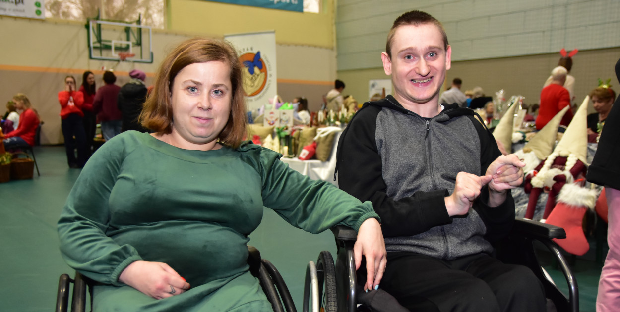 W Ośrodku Sportu i Rekreacji w Tucholi 12 grudnia (piątek) gościło i wielowątkowe wydarzenie. Jednocześnie odbyły się obchody Międzynarodowego Dnia Osób z Niepełnosprawnościami, połączone z tematyką bożonarodzeniową w warsztatach i kiermaszu.  Fot. Anna Lipska
