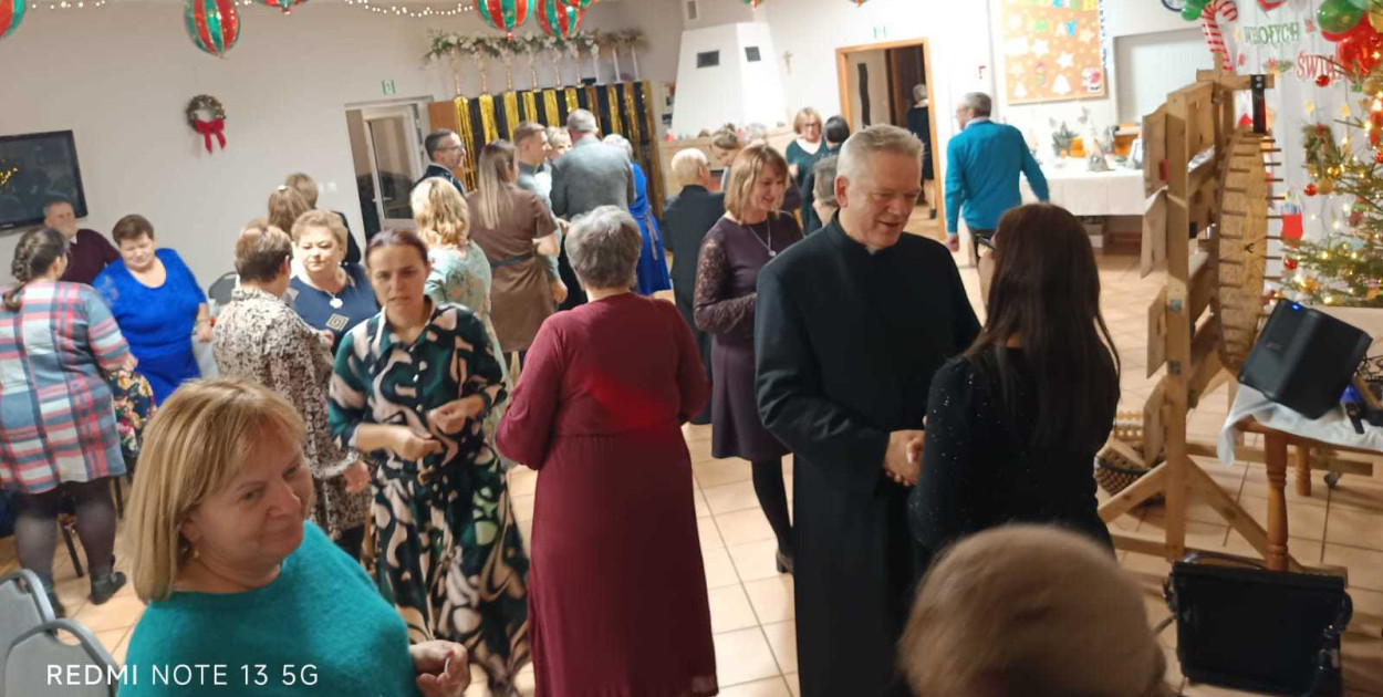 Podczas spotkania wigilijnego nie zabrakło ważnej tradycji, jaką jest dzielenie się opłatkiem. Fot. nadesłane 