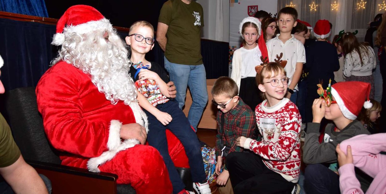 W mury placówki zawitał także Święty Mikołaj, który był oblegany przez uczestników balu i dla każdego dziecka miał słodki upominek.