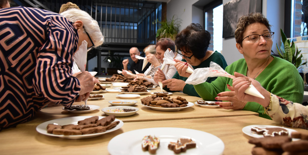 Zapału do rozmów, spędzenia dobrze czasu i tworzenia cukierniczych dzieł nikomu nie brakowało. Fot. Anna Lipska