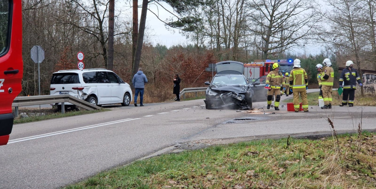 Między Śliwicami, a Czerskiem doszło do zdarzenia dwóch pojazdów, w wyniku czego ruch odbywa się wahadłowo. Na miejscu trwają działania 4 zastępów starzy pożarnej. Fot. Wizja Lokalna