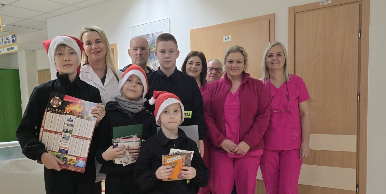 Młodzi druhowie OSP Lubiewo w towarzystwie personelu Centrum Onkologii. 