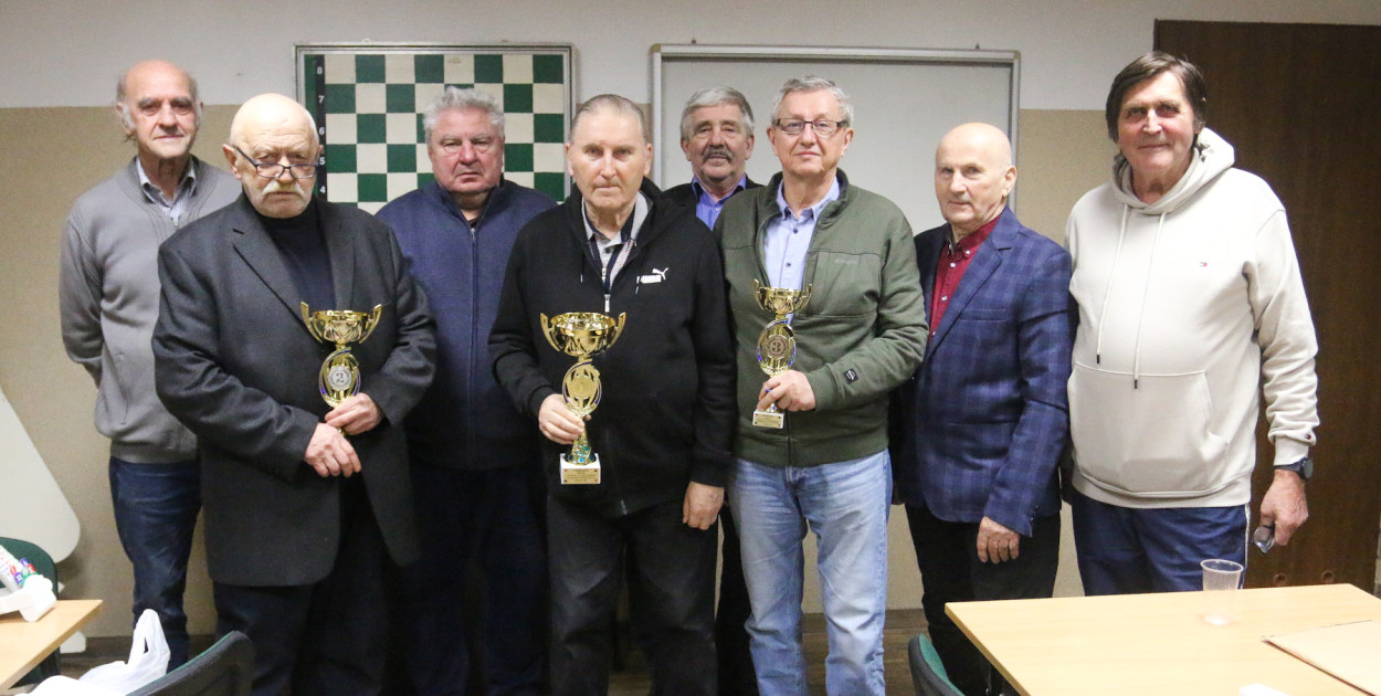 Wciąż spotykają się i grają - uczestnicy Turniejów Piątkowych po dekoracji. 