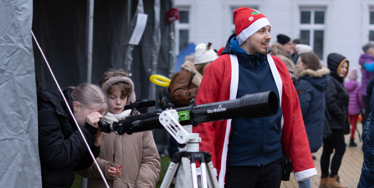 Przewodnikiem po niebie będzie Mikołaj Janowic, koordynator Astrobazy Kopernik w Gostycynie. Fot. Marcin Ossowski
