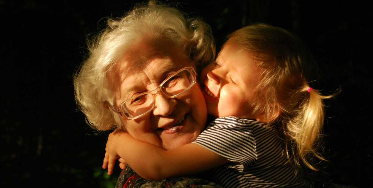 Wyobraź sobie ulubione zdjęcie wnuków – pełne śmiechu, spontaniczne ujęcie z placu zabaw albo czuły portret – wydrukowane w najwyższej jakości i gotowe do postawienia w dowolnym miejscu. Źródło zdjęcia: unsplash.