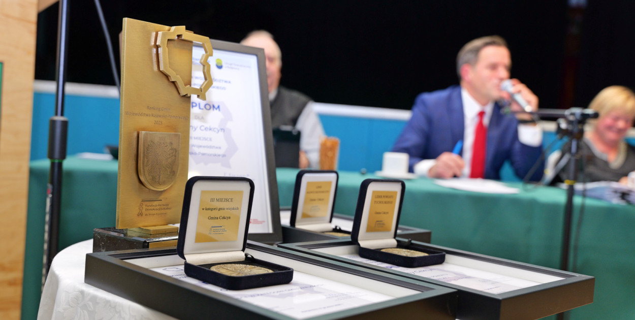 Prezentacja trofeów w ramach rankingu gmin podczas ostatnie sesji rady gminy Cekcyn. Fot. Piotr Paterski