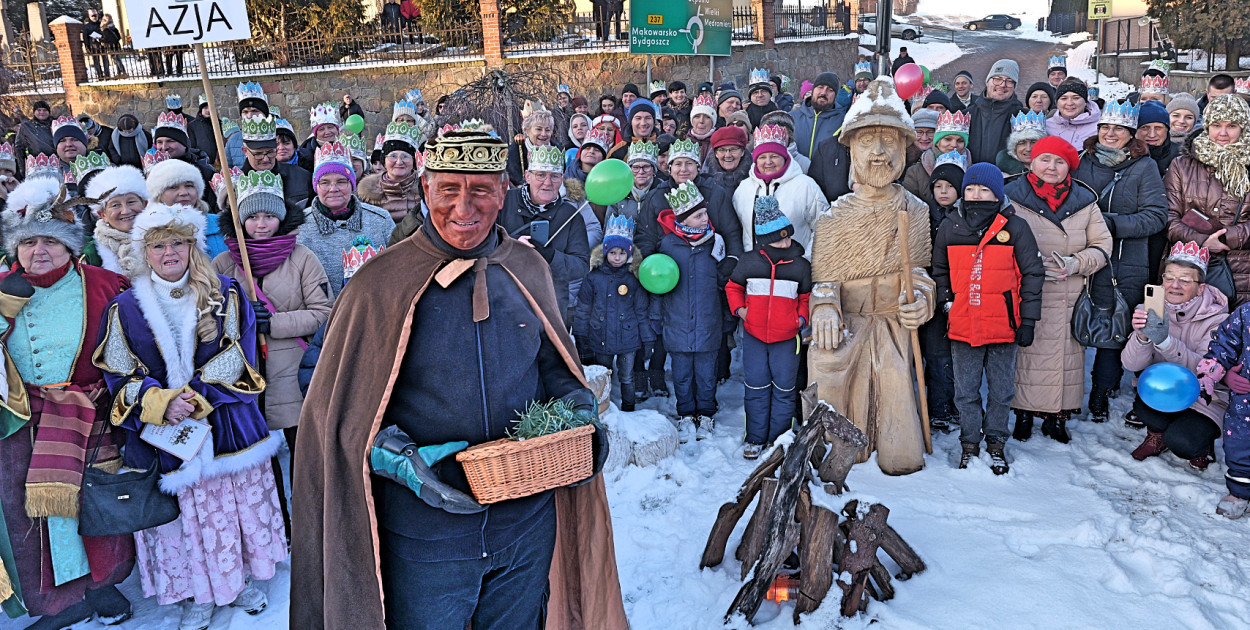 Finał Orszaku Trzech Króli w Gostycynie, przy stajnie na skwerze ks. Nagórskiego. Fot. Piotr Paterski