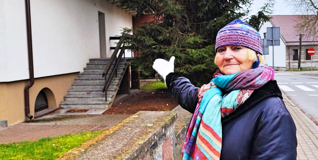 	Po bardzo długich poszukiwaniach Barbara Śpica odnalazła salkę, w której będzie prowadzić punkt dla osób wykluczonych, potrzebujących rozmowy. Mieści się przy plebanii parafii Bożego Ciała, od ul. Garbary. Fot. Hanna Szulwic