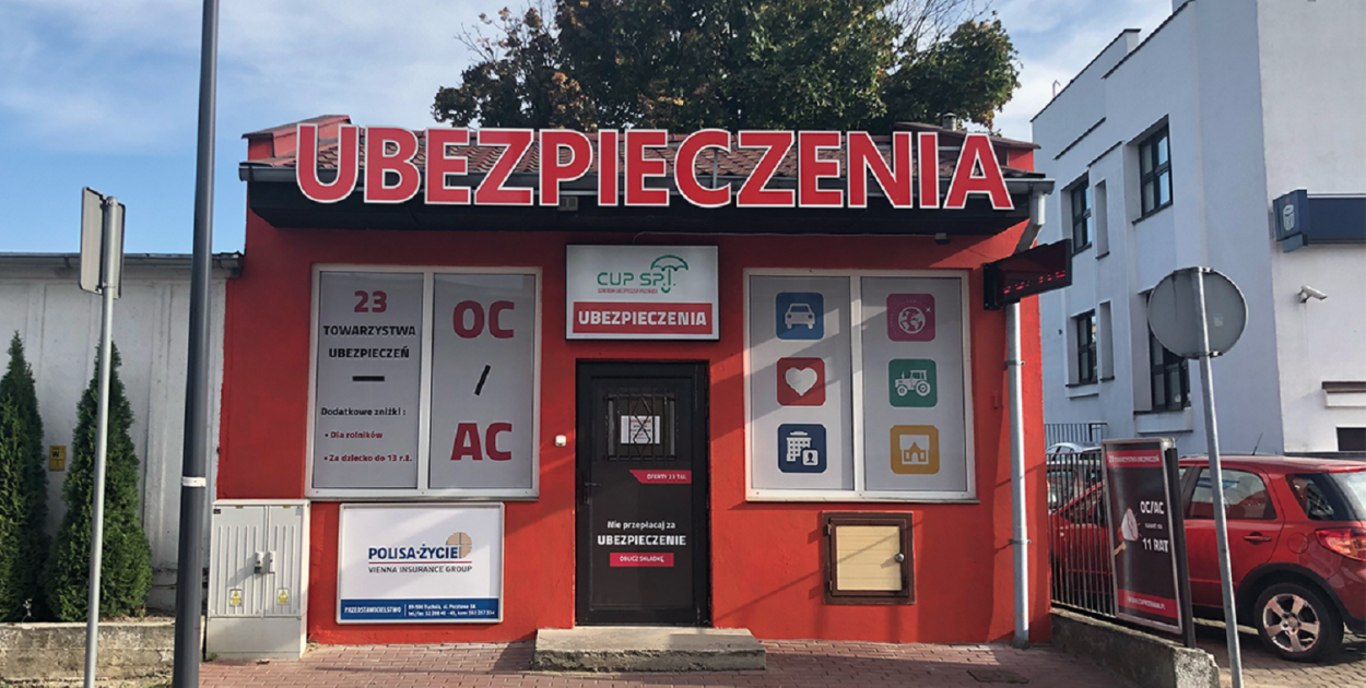 Osoby zainteresowane ubezpieczeniami w Tucholi mogą skorzystać z bezpośredniego wsparcia doradców w placówce zlokalizowanej przy ul. Pocztowej 8A. Źródło zdjęcia: własne CUP Centrum Ubezpieczeń Przerada.