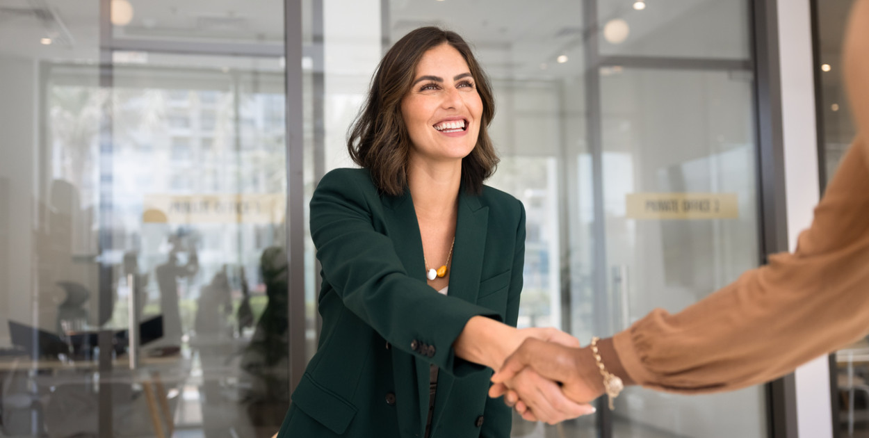 W przypadku przebranżowienia przerwa w karierze może być wręcz atutem. Pozwala bowiem wyjaśnić, skąd wzięła się decyzja o zmianie kierunku zawodowego i jakie kroki zostały podjęte, aby się do niej przygotować. Źródło zdjęcia: własne bydgoszcz.canpack.com. 