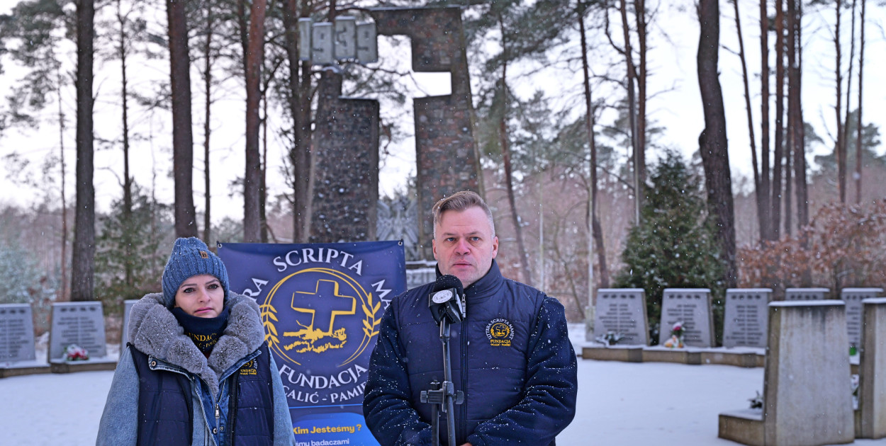 Fundacja Ocalić Pamięć podczas spotkania z mediami pod pomnikiem w Rudzkim Moście opowiedziała o realizacji filmu. Z prawej jej prezes Kazimierz Woźniak.