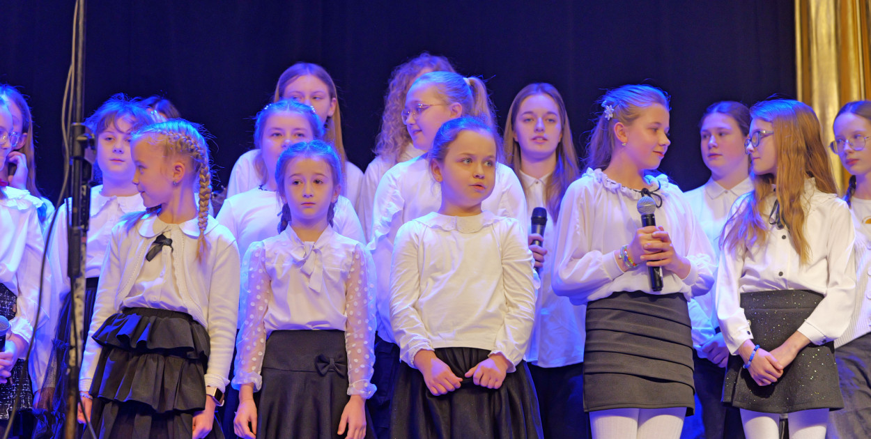 Jakubowe nutki - dziewczynki ze scholi zaśpiewały przy bogatym instrumentarium na żywo energiczne "Jezusa Narodzonego". Fot. Piotr Paterski