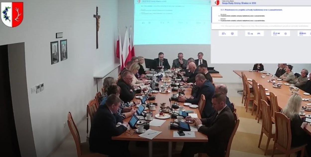 Uchwała budżetowa została przyjęta jednogłośnie 14 głosami poparcia. Fot. Screen ze strony transmisjaobrad.info.