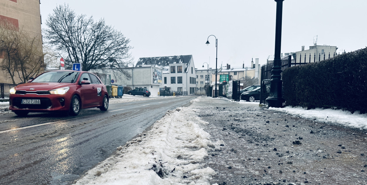 Warunki atmosferyczne dają się we znaki kierowcom i pieszym. Pogoda wpłynęła na decyzje starostwa dotyczące odwołania lekcji. 