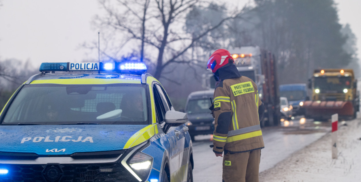 Służby na drodze wojewódzkiej Tuchola - Czersk, godziny przedpołudniowe w środę 14 stycznia. Fot. (al)