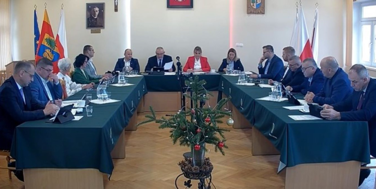 Uchwała budżetowa została przyjęta jednogłośnie 13 głosami za. Fot. Screen ze strony sesje.live RG Lubiewo