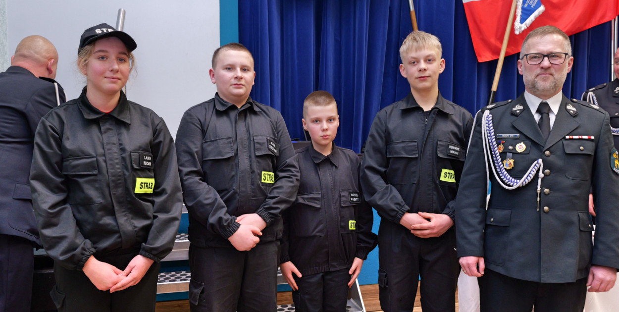 Cekcyn. Przedstawiciele Młodzieżowych Drużyn Pożarnicznych z prezesem Robertem Żakiem. Fot. Piotr Paterski