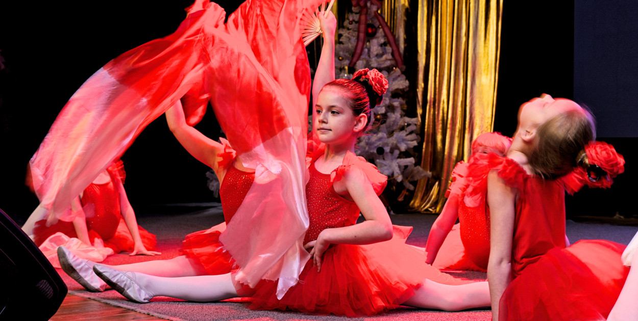 Pokaz grupy z zajęć baletowych, które prowadź studio SENS. 