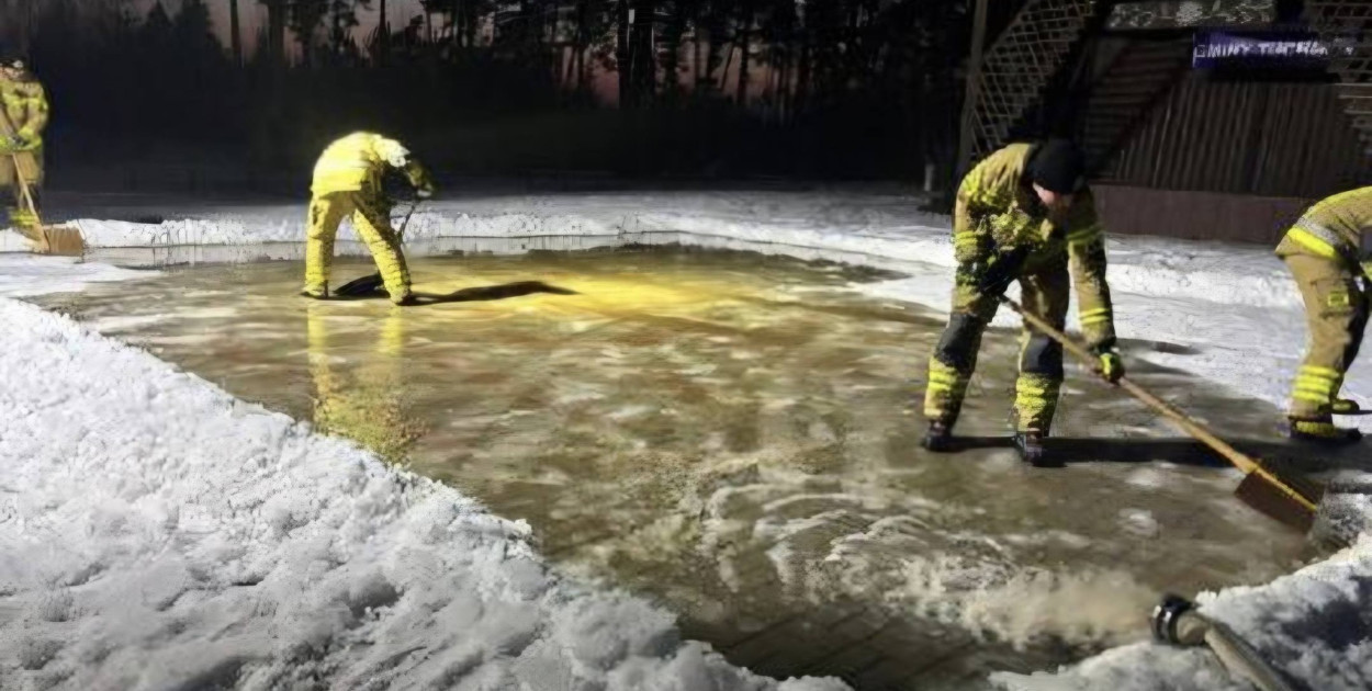 Poniedziałek 19 stycznia. OSP Raciąż przygotowuje lodowisko. Fot. SP Raciąż