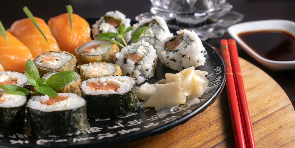 Sushi i zdrowy balans: jak jeść „lekko”, nawet gdy zamawiasz do domu