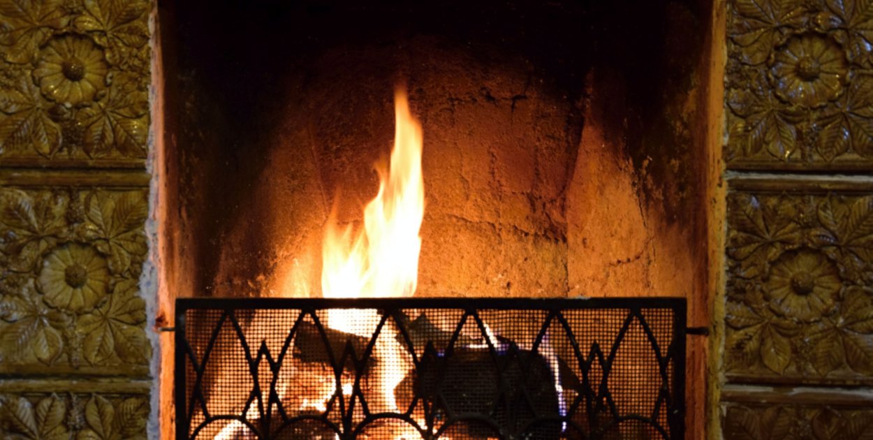 Jak dobrać kratki do kominka, aby pasowały do wystroju salonu?