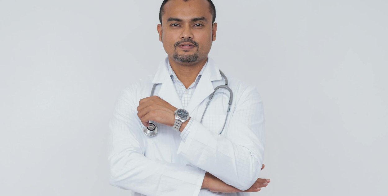 Biały czy kolorowy? Jaki strój medyczny wybrać na praktyki studenckie?