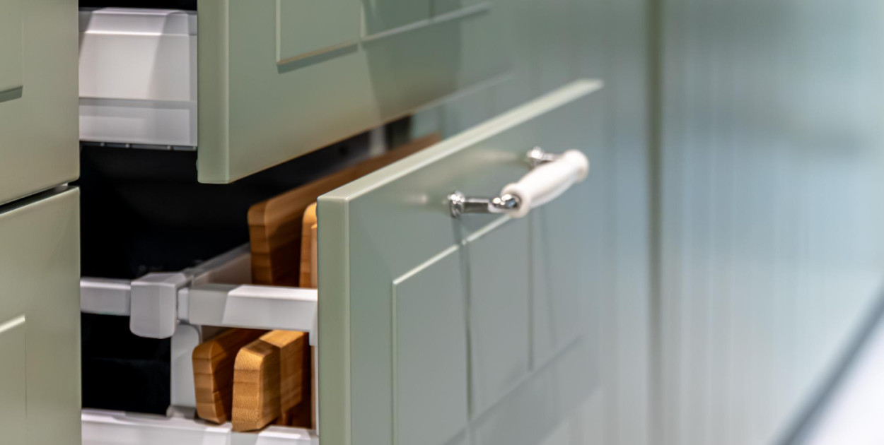 Prowadnice dolnego montażu vs bocznego - które wybrać do szuflad?