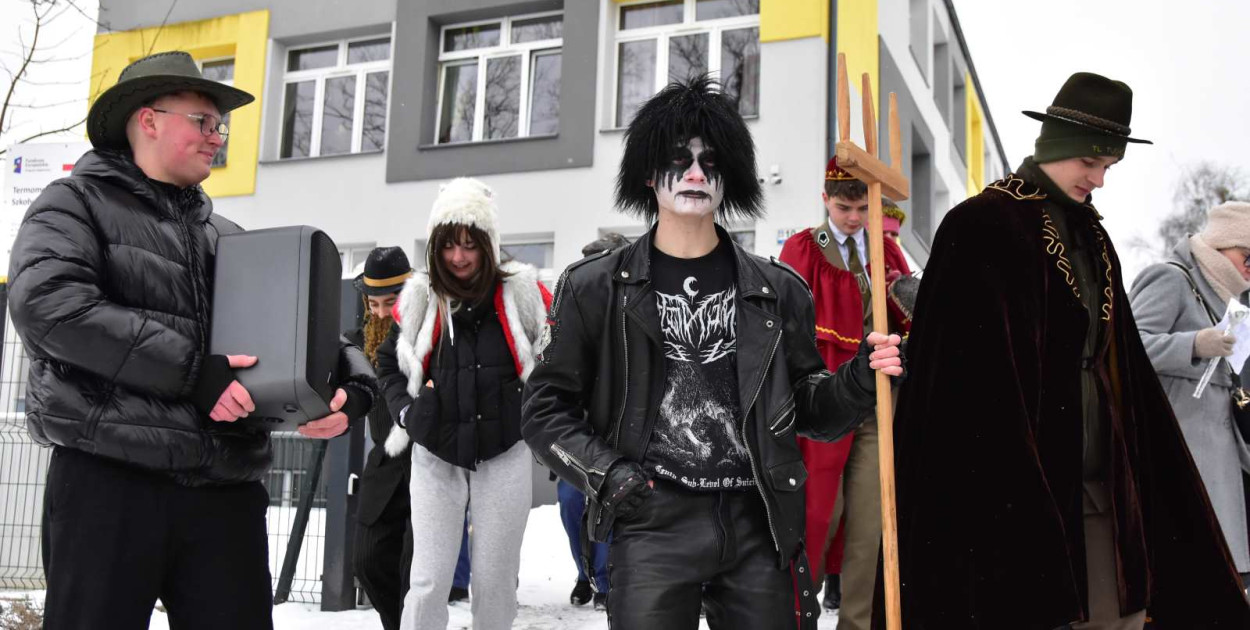 Korowód kolędników rozgrzał mroźne i śnieżne ulice Tucholi / FOTO + FILM