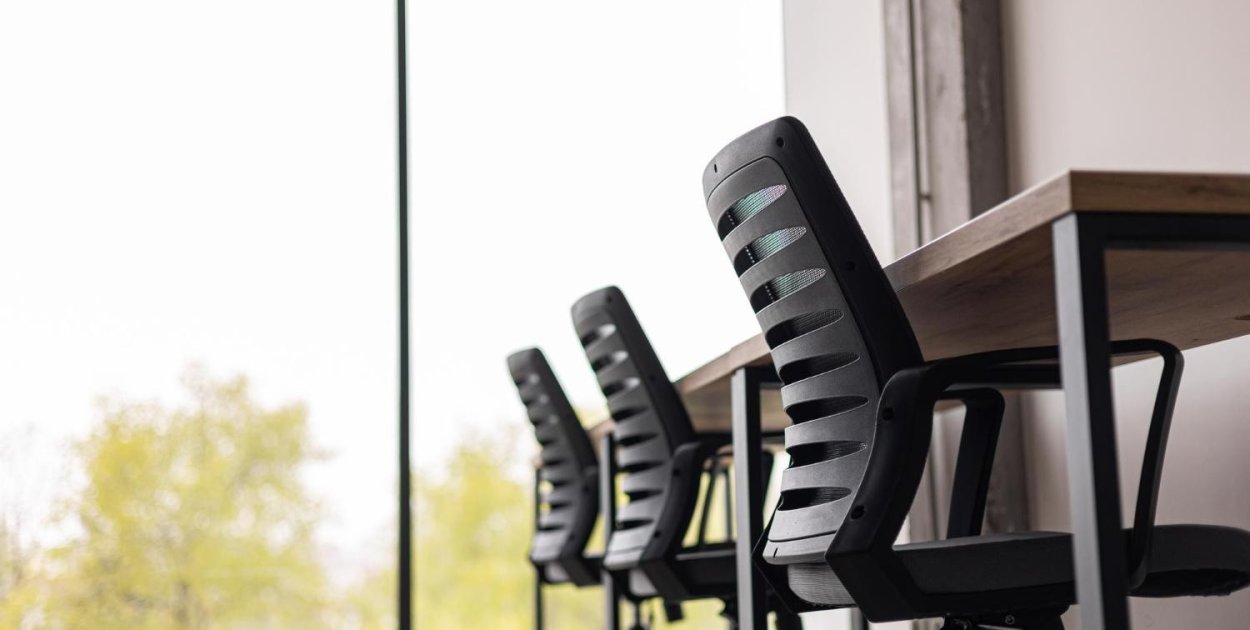 Jak wybrać wygodne krzesło biurowe? Salon mebli biurowych z Katowic doradza