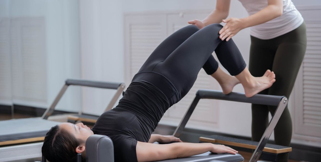 Aktywność bez przeciążeń – czym pilates różni się od siłowni i klasycznego fitness