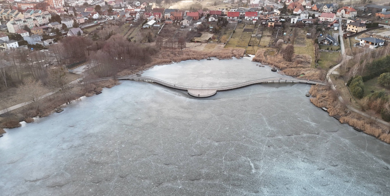 Dzieci weszły na lód nad Głęboczkiem w Tucholi. TO SKRAJNIE NIEBEZPIECZNE!