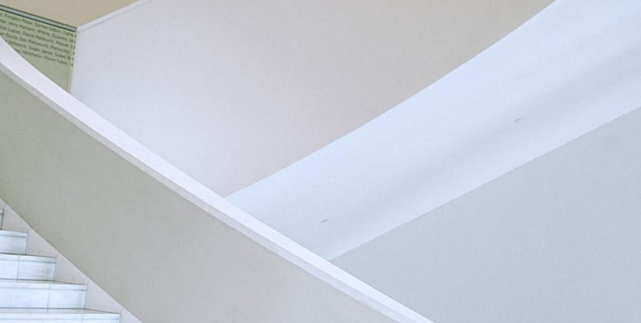 Kompaktowe domy do 100m² - sprytne rozwiązania schodowe