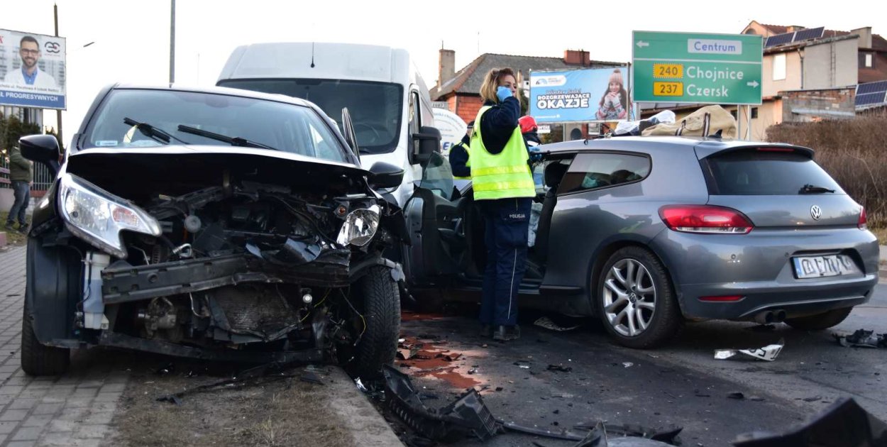 Tuchola: Zderzenie trzech pojazdów. Sprawca próbował uciec / ZDJĘCIA