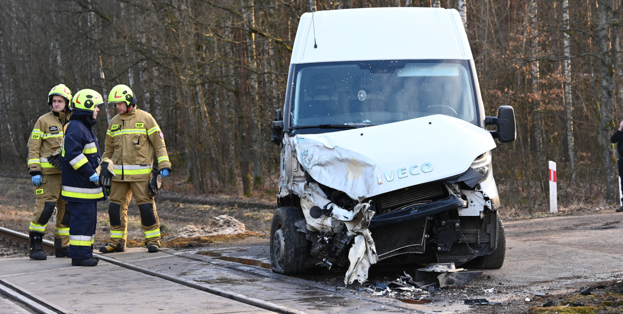 Wierzchucin: Samochód dostawczy wjechał pod pociąg! / ZDJĘCIA