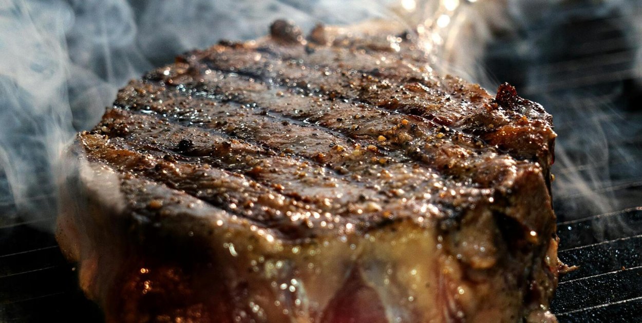 Jak przygotować idealny stek tomahawk na grillu