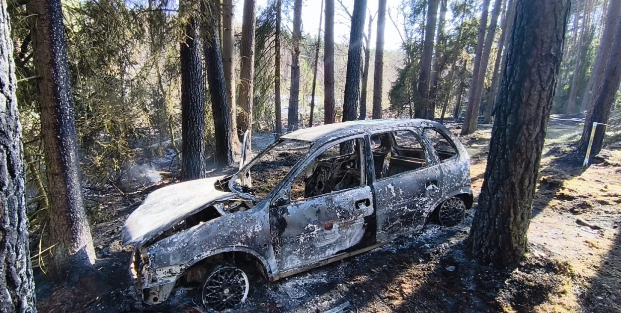 Doszczętnie spalone auto w lesie w okolicach Woziwody. Akcja gaśnicza strażaków