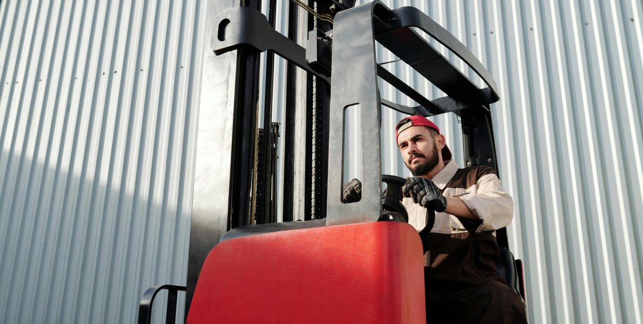 Sprzedaż wózków widłowych. Jak wybrać sprzęt, który realnie wspiera biznes?