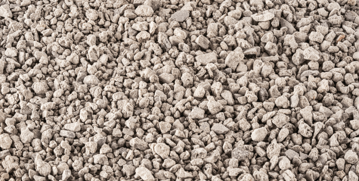 Bentonit w hydroizolacji – jak działa naturalna bariera uszczelniająca?