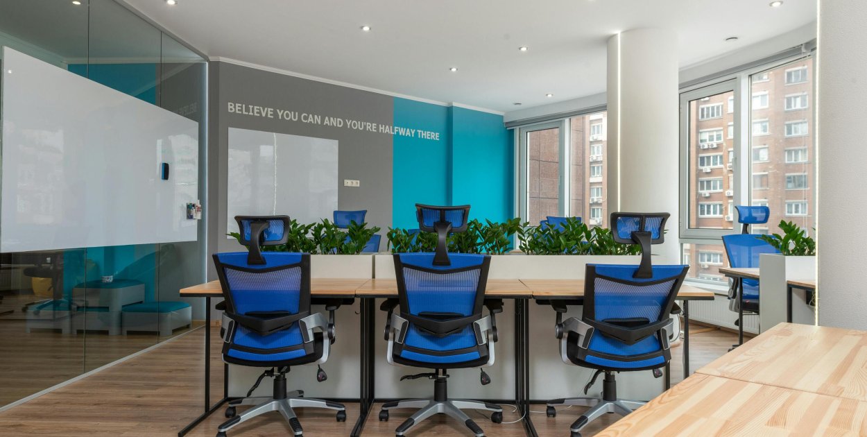 Biura na wynajem Warszawa – jak znaleźć przestrzeń dopasowaną do biznesu?