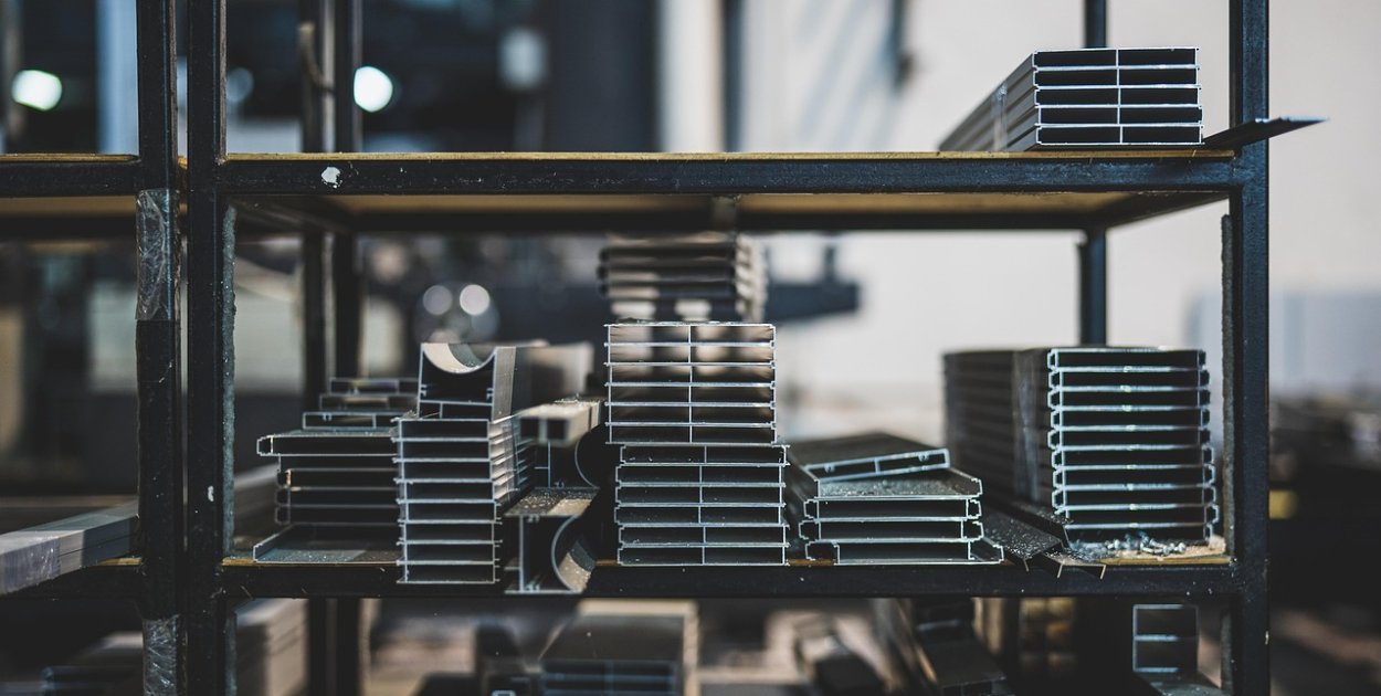 Nowoczesne wyroby ze stali nierdzewnej w przemyśle – funkcjonalność, higiena i trw