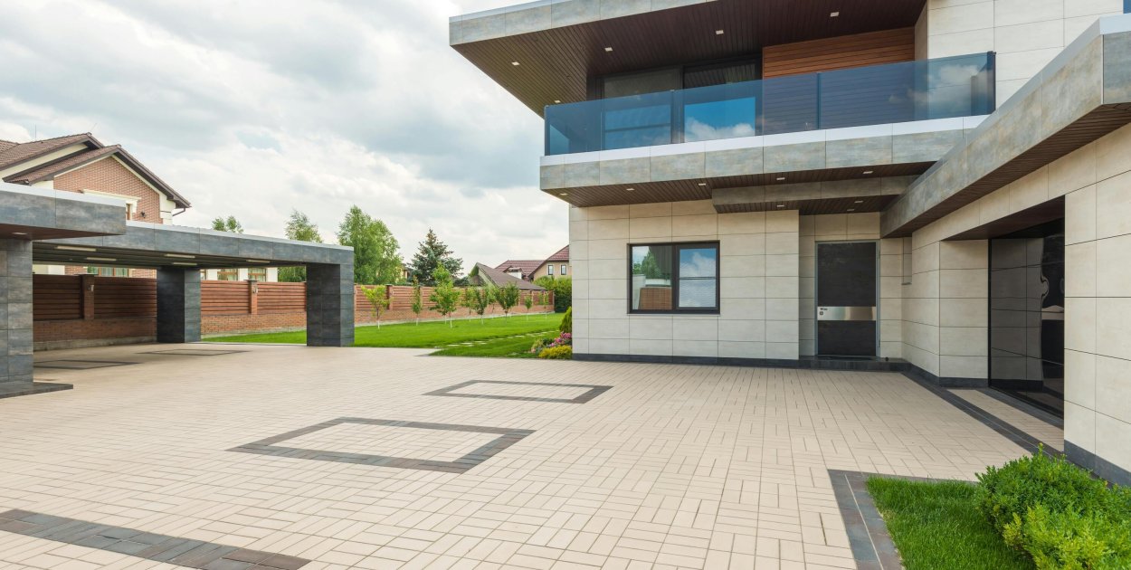 Jak odmienić wnętrze i fasadę budynku? Magia nowoczesnych osłon okiennych