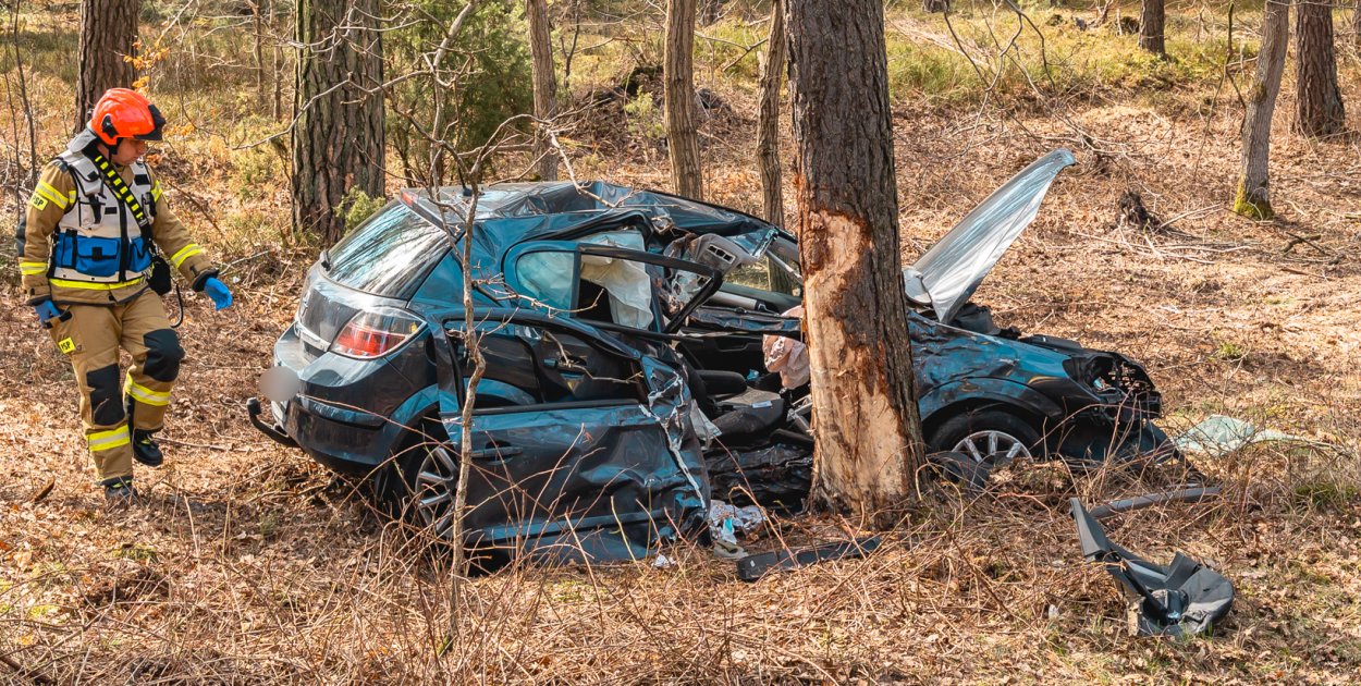 Tuchola - Świecie. Kierowca wypadł oplem z drogi. Zabrany do szpitala / ZDJĘCIA