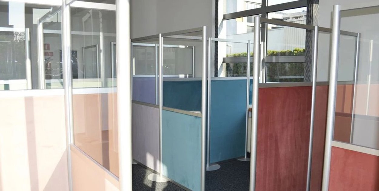 Przestrzeń biurowa a efektywność pracy – podział wnętrza sprzyja skupieniu?