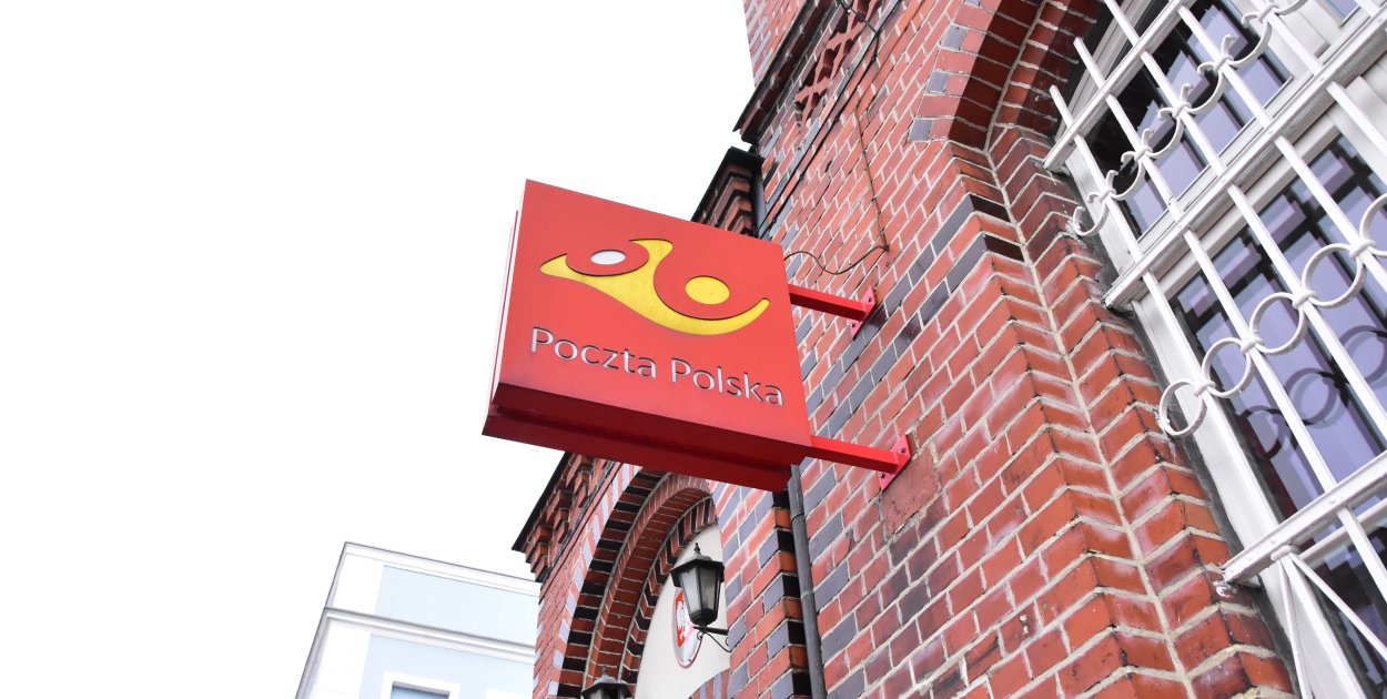 Od czego zależą godziny pracy placówek pocztowych?